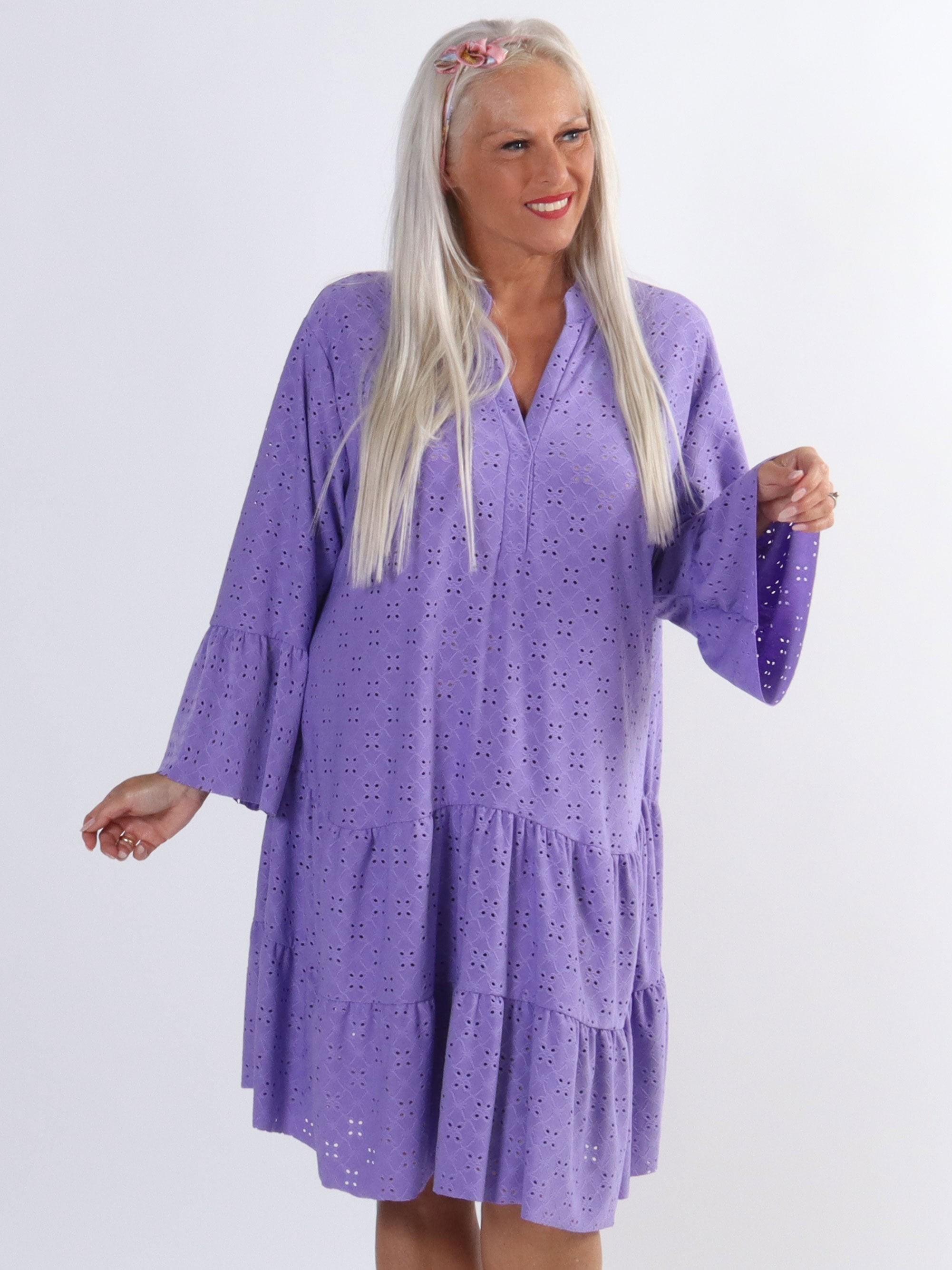 Indiana - Sød elastisk plus size kjole i broderi anglaise